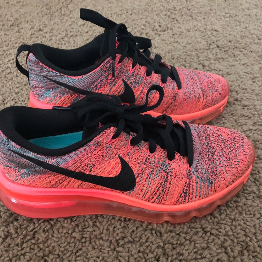 NIKE flynit max